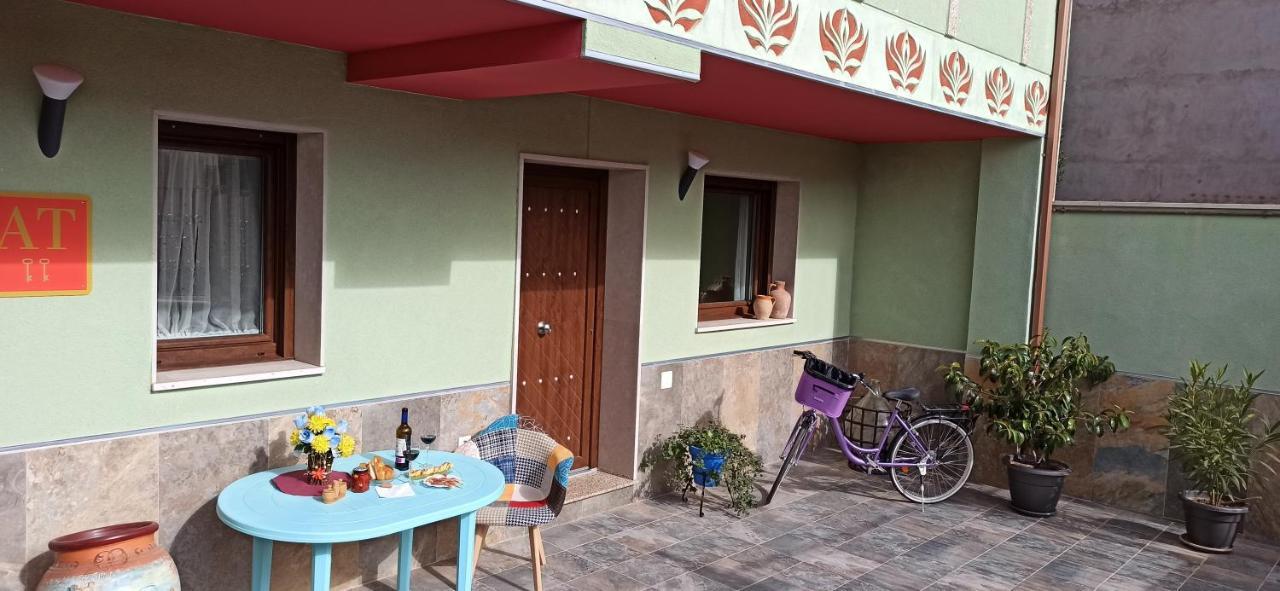 Apartamentos Turisticos Las 3 Golondrinas Peñafiel Екстериор снимка